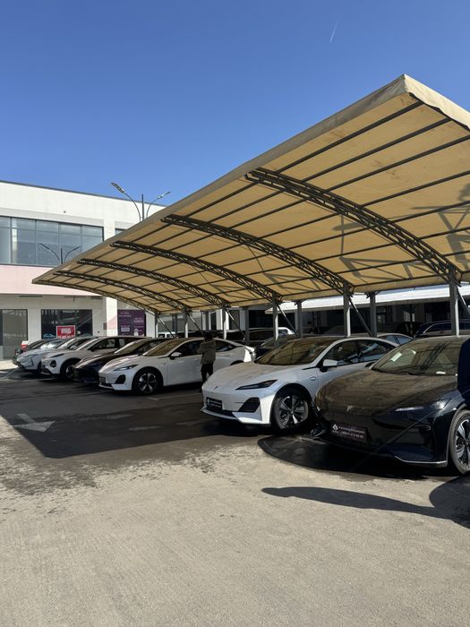 Deepal Sl03 2025yili oq va qora ranglari mavjud