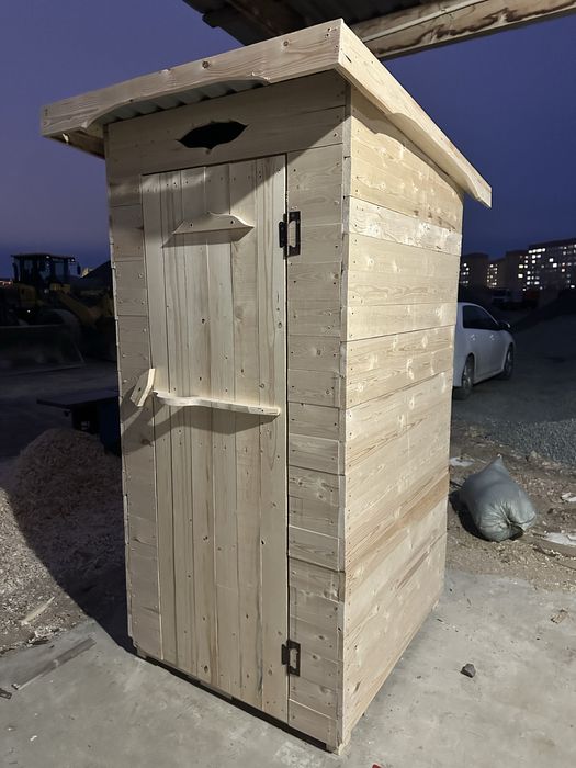 Туалет деревянныий улични