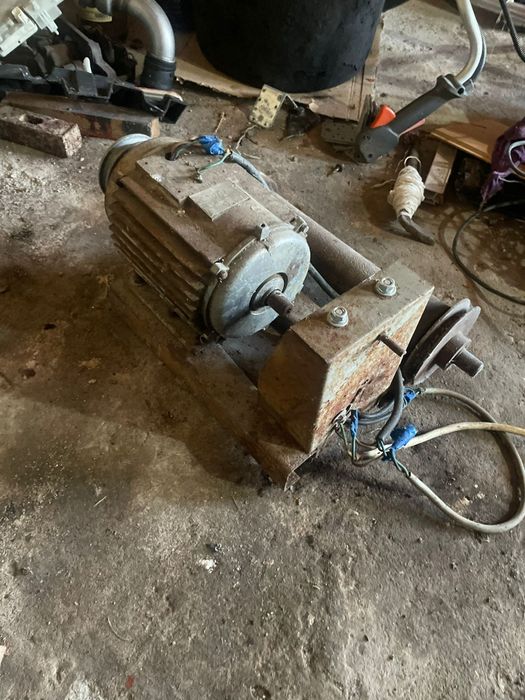 Vând motor și ax circular