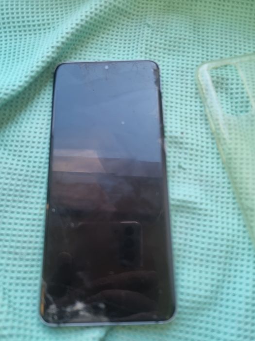 Samsung S20 crăpat