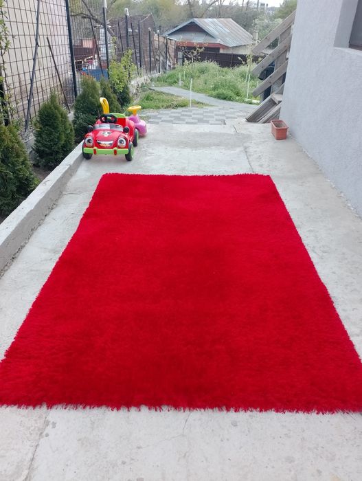Covor saggy roșu foarte pufos 230/150,stare foarte buna