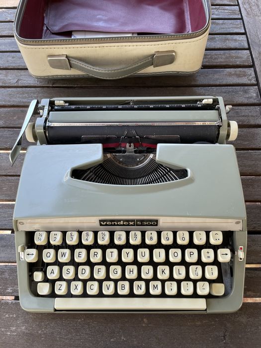 Mașină de scris portabilă (Retro) Vendex S300 (produsă în anii '70)