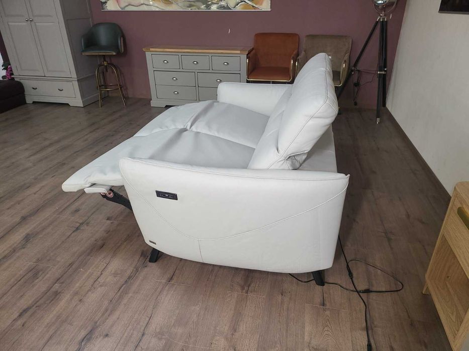 Светло сив кожен диван тройка Natuzzi с електрически релаксиращ механизъм