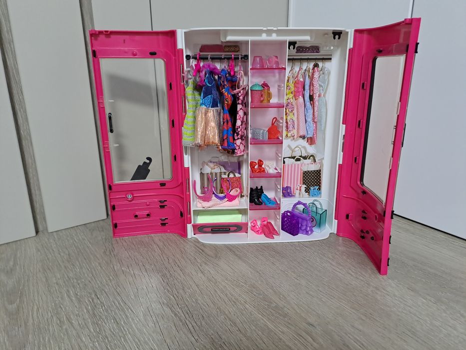 Dulap Barbie cu haine si accesorii incluse