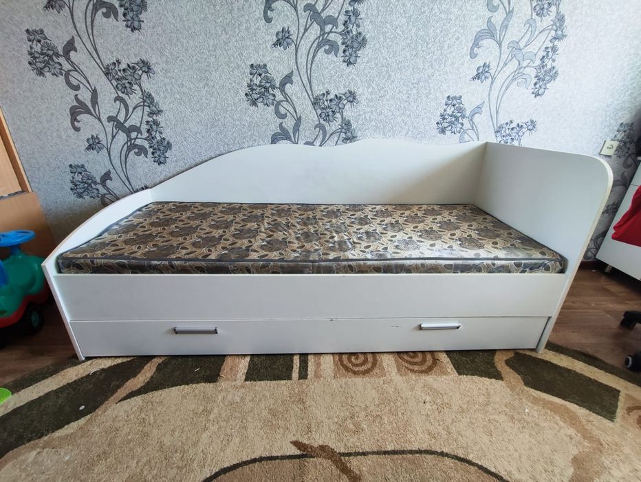 Детская кровать размером ширина 80 см, длина 2 метра и высотой 40 см.