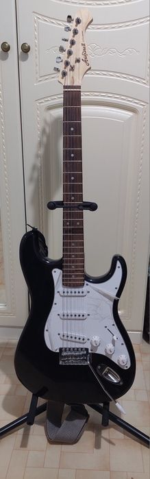 Продаю электрогитары с подставками для гитары!