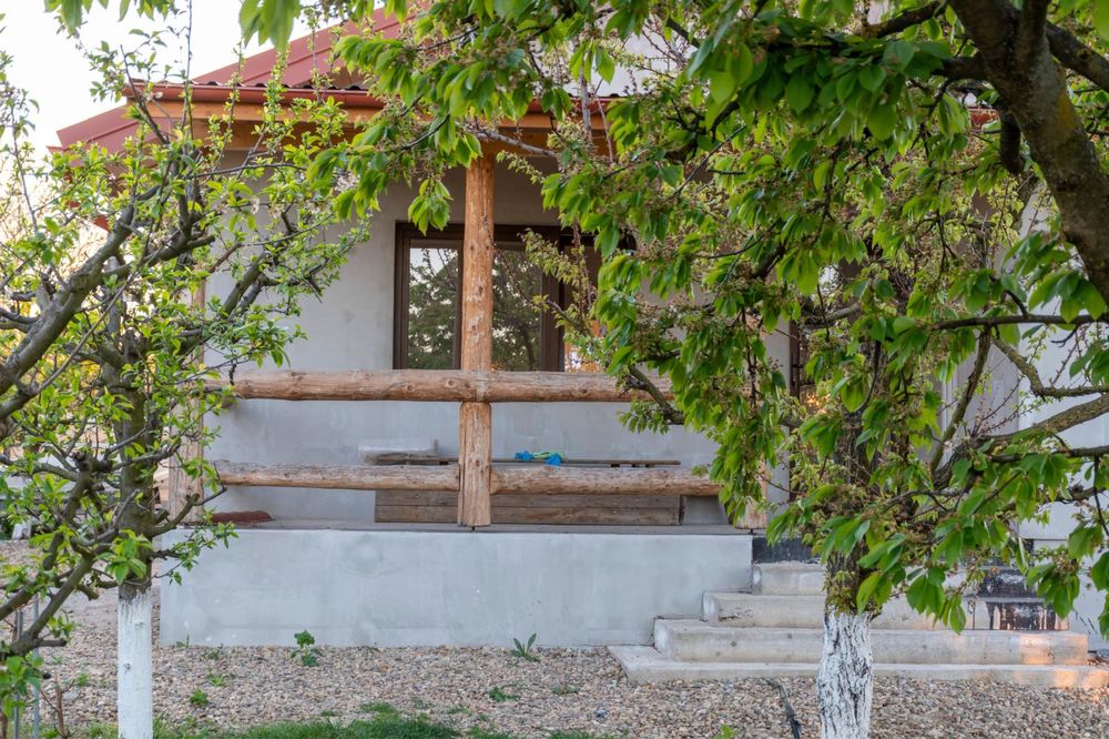 Vând casa noua în Lazuri , semifinisata.