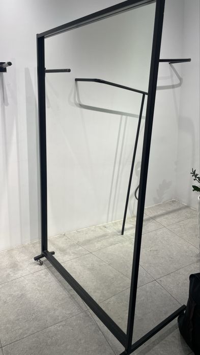 Зеркало на колесиках