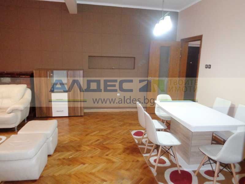 Дава се под наем Тристаен апартамент в София, Център - 78 кв.м за 714 € - Снимка #2