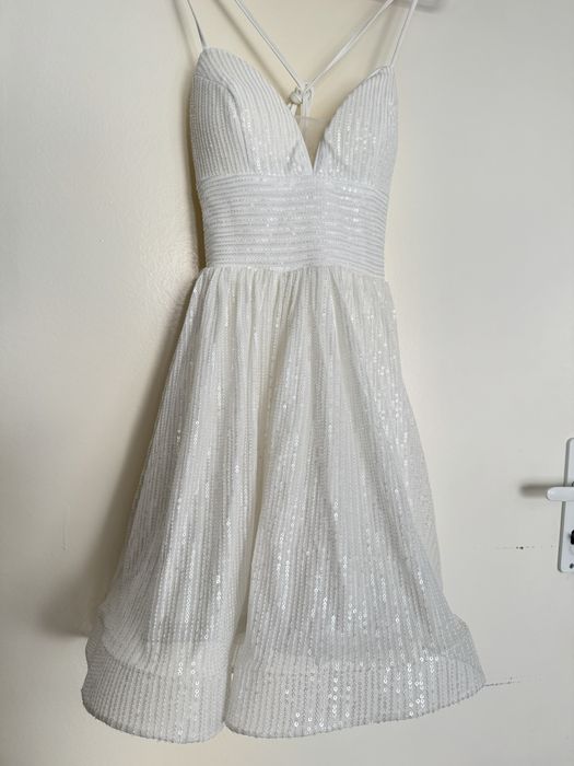 Бяла ефектна къса рокля