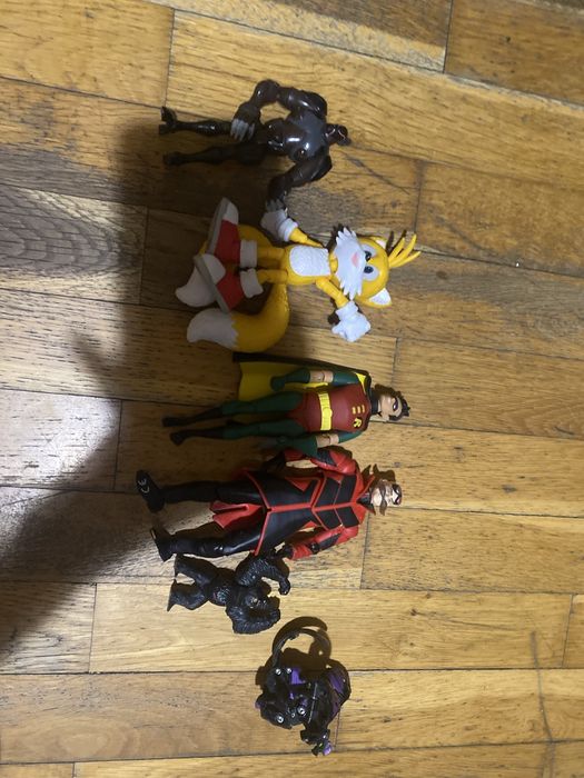 Разни фигурки ( sonic, superman, harry potter и др)