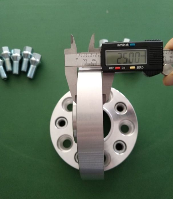 Flanse Distanție Audi 25  mm cu prindere dubla și prezoanele incluse