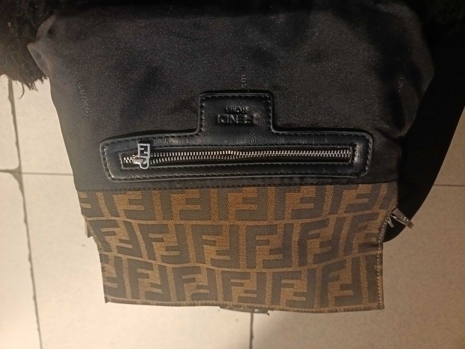 Vând geanta noua Fendi
