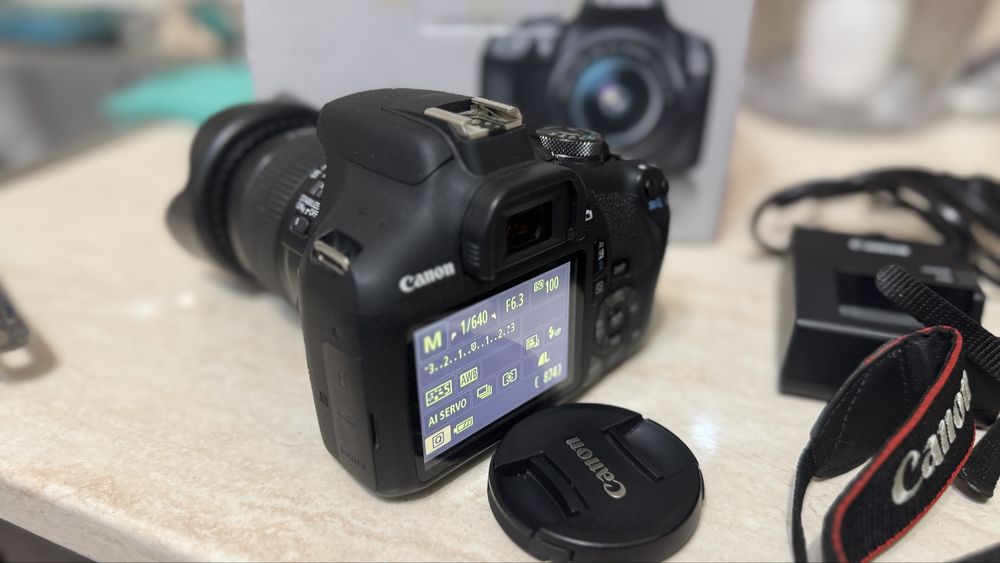 Фотоапарат Canon EOS 2000D.