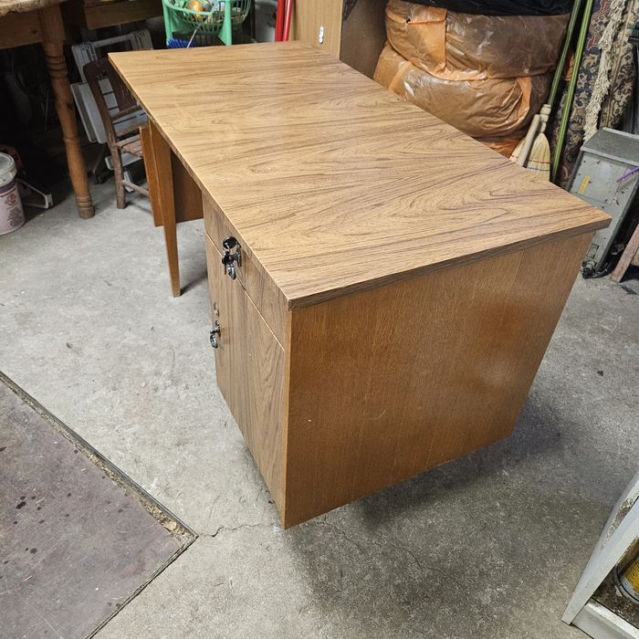 Дървено бюро,използвано