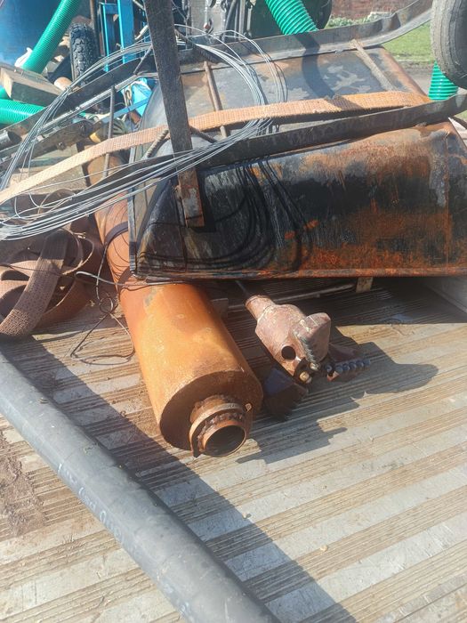 Сондажна машина за вода с камионче към нея