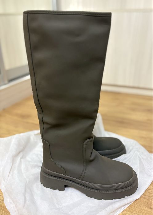 Продам новые зимние сапоги