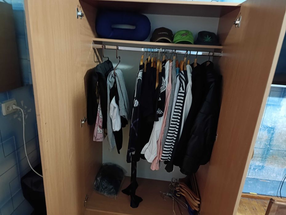 Продается комплект :шкаф, комод  , и столик на колесах, цена за все