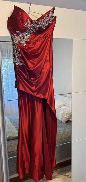 Rochie rosie pentru evenimente