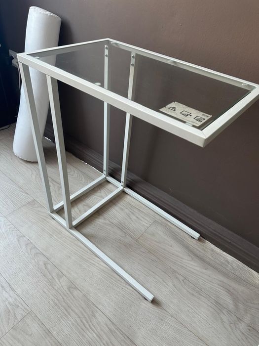 Столик приставной стекляный