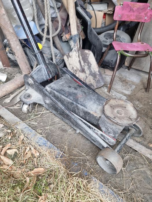 Домкрат подкатной