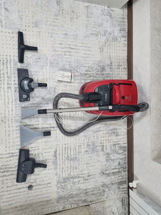Моющий пылесос Bosch BWD421PET,с водяным фильтром.