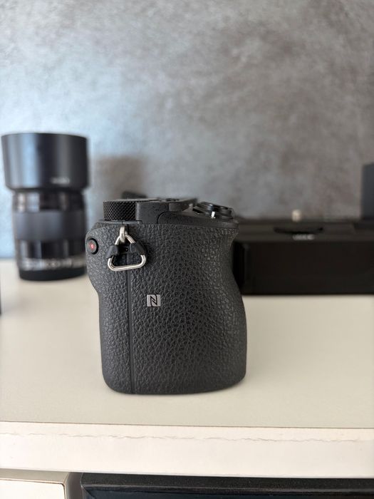 Sony a6500 + sony 50 mm f1.8 комплект с 3 батерии и грип