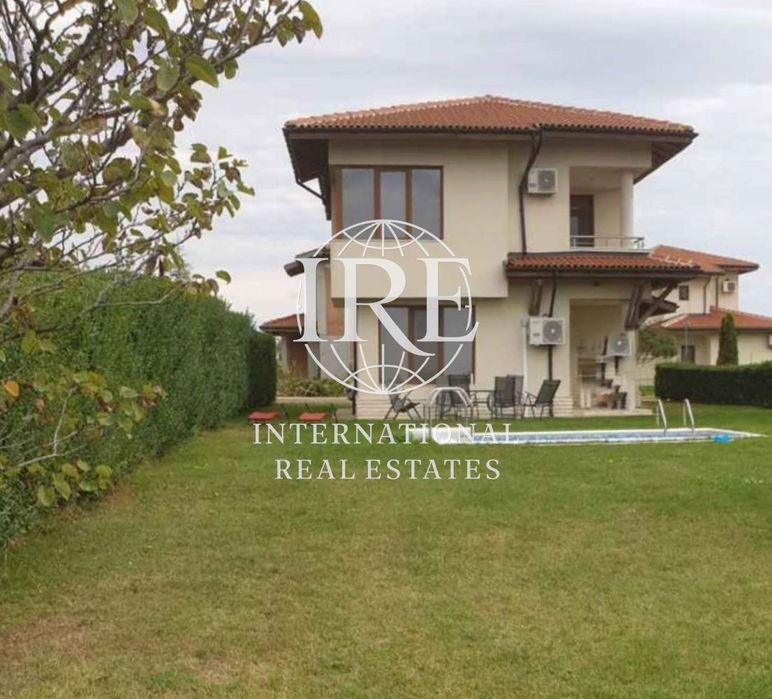 Двуетажна къща с басейн! Три спални! Простор! Живописна природа! Част