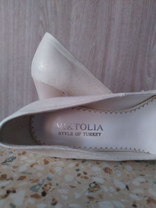 Продам белые туфли