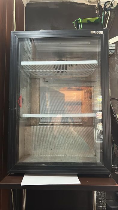 Продам витринный холодильник