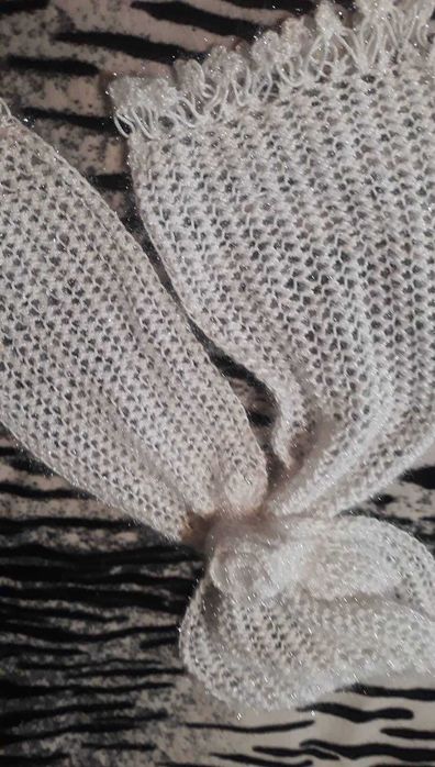 Бял   пухест шал