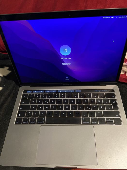 Vand MacBook 13 pro fara nicio problema!