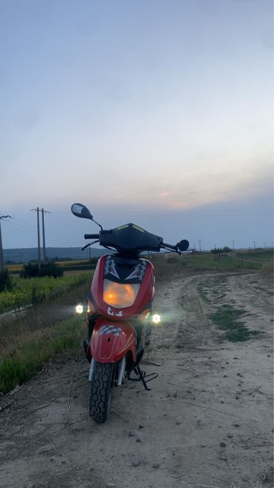 vând scuter first bike