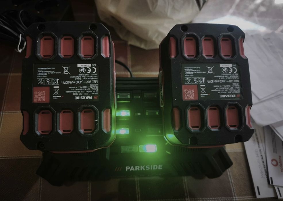 Комплект двойно зарядно с две батерии 20V 4.5 Ah.