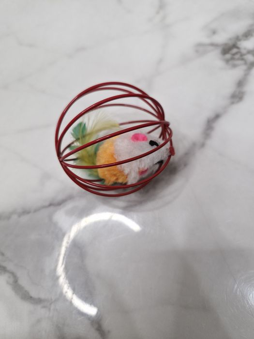 Лежанка для кота. Игрушки в подарок