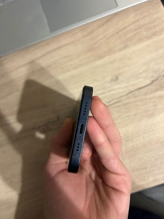 Продавам iPhone 12