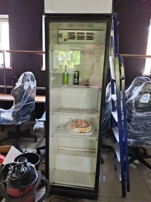 Продам витринный холодильник