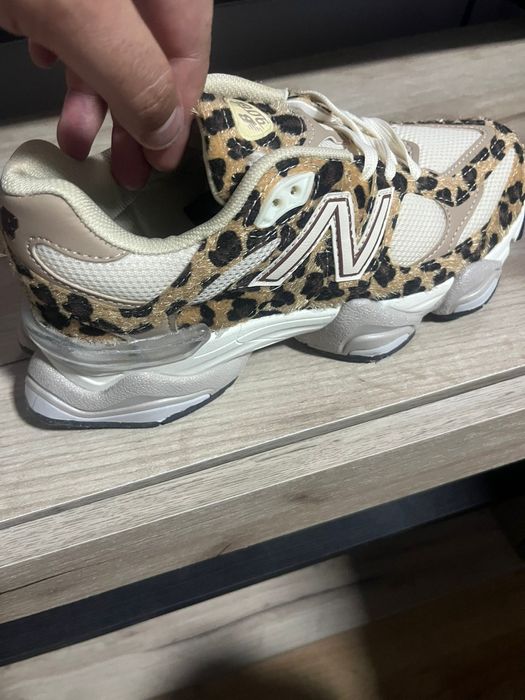 New Balance 9060 alb cu rosu