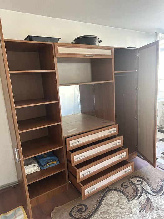 Гардероб с огледало