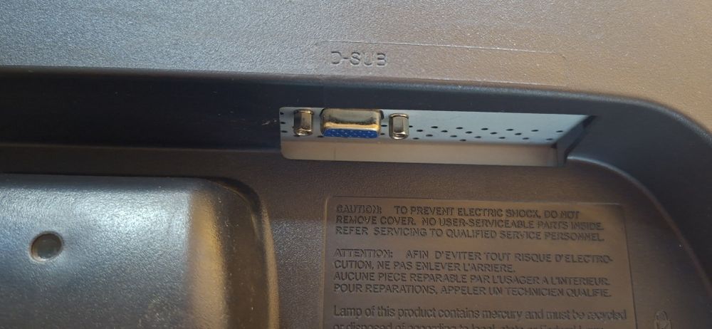 Монитор LG 2243s
