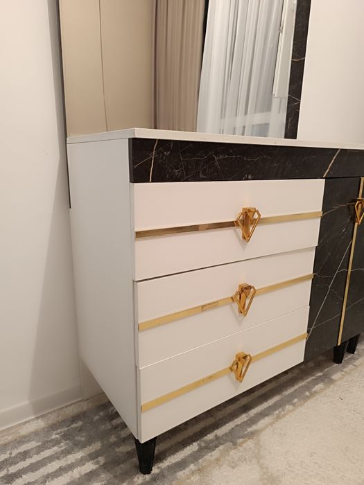 Продам комод с зеркалой и тумбочки
