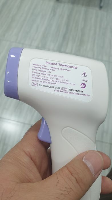 бесконтактный термометр для измерения температуры тела или предметов.