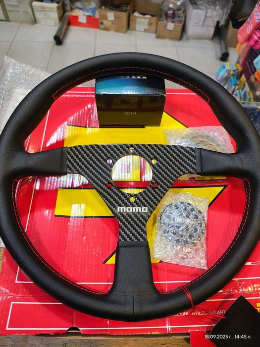 Спортен волан МОМО карбон кожа.