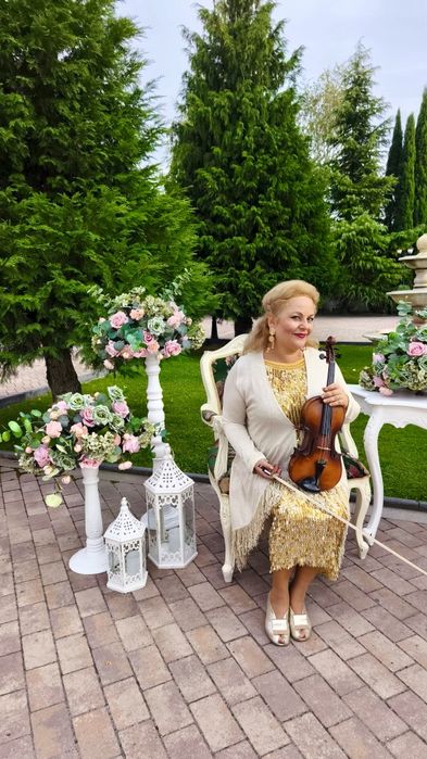 Изискана музика на живо за изнесен ритуал.Цигуларка и певица свиреща  на мандолина ксилофон калимба