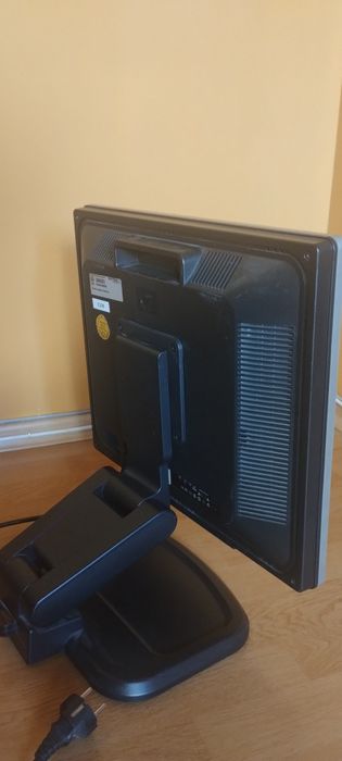 Монитор HP със стойка