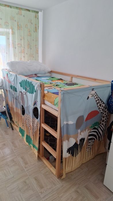 Vând pat reversibil KURA IKEA 90x200 cm – stare excelentă + perdea inclusă