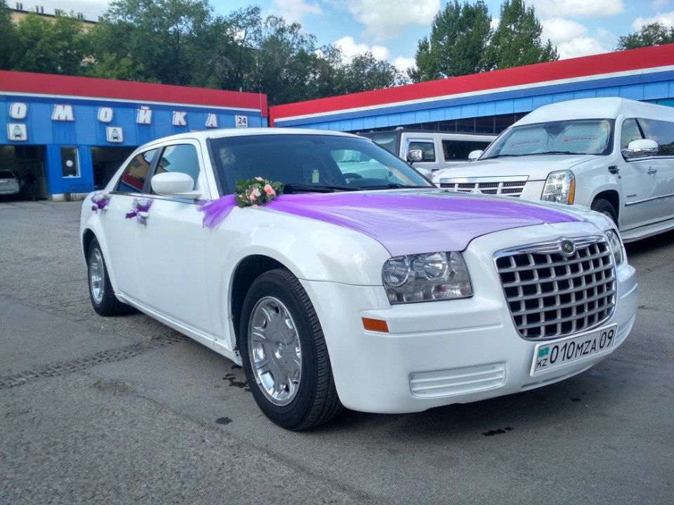 Автомобиль караганде. Кадиллак Крайслер. Chrysler свадебный. Кортеж на свадьбу 2022. Лимузин на свадьбу Волгоград Hummer пр Жукова