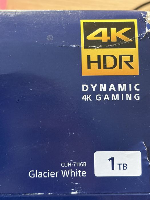 ДОГОВАРЯЕМ  PS4 Pro Glacier White 1 TB + 2 оригинални DualShock4 контролера със зареждаща стойка, игри по желание