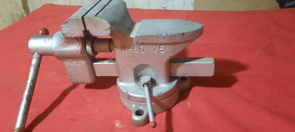 Продаётся тиски.