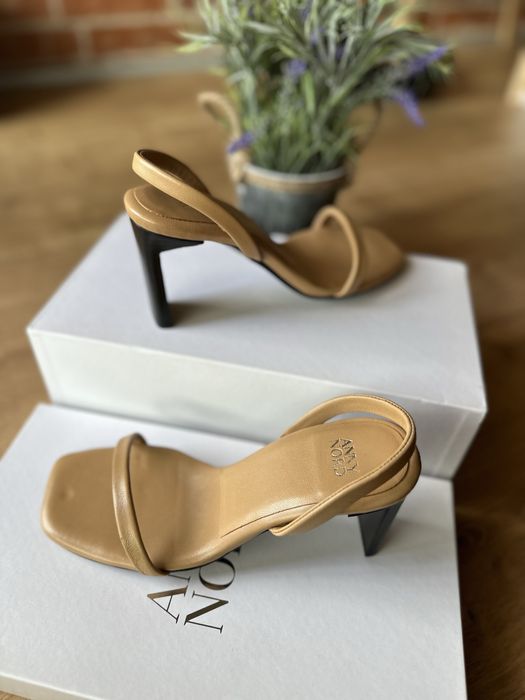 ANNY Nord / the naked sandal 37